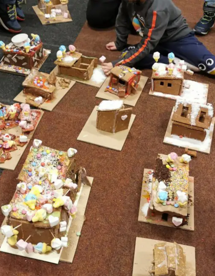 Die Fensterausschnitte können sofort probiert werden. © Az W Archikids: Gingerbread Town