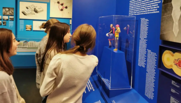 Schülerinnen in der Schausammlung "Hot Questions – Cold Storage" © Foto: Az W