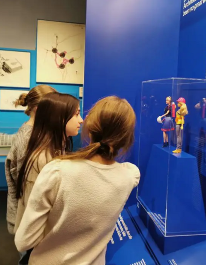 Schülerinnen in der Schausammlung "Hot Questions – Cold Storage" © Foto: Az W Action Day School Visits Museum