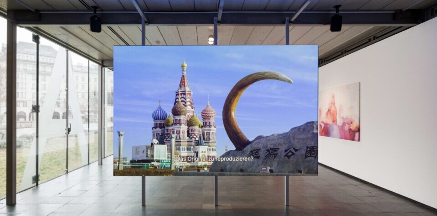 Ausstellungsansicht Kunsthalle Wien Preis 2024: Ida Kammerloch, MADE IN CHINA, 2025, Videoinstallation, Kunsthalle Wien 2025, Courtesy die Künstlerin, Foto: kunst-dokumentation.com Ausstellungsansicht Kunsthalle Wien Preis 2024: Ida Kammerloch, MADE IN CHINA, 2025, Videoinstallation, Kunsthalle Wien 2025, Courtesy die Künstlerin, Foto: kunst-dokumentation.com