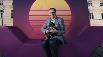 MQ Direktor Christian Strasser präsentiert die neuen MQ Hofmöbel in der Farbe "Sonnenuntergang"