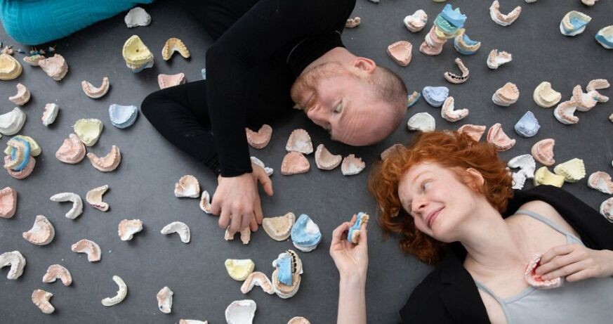 Public Moves: Collective Stimming for Diverse Bodyminds mit Monika Popiel & Paweł Świerczek