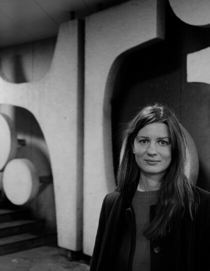 Schwarzeweiß Porträtfoto der Künstlerin Rita Süveges