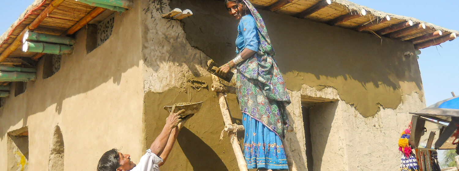 Yasmeen Laris Zero-Carbon-Architektur: flutresistente Häuser in Selbstbauweise in Sindh, Pakistan, seit 2010, © Foto: Archiv Yasmeen Lari Yasmeen Laris Zero-Carbon-Architektur: flutresistente Häuser in Selbstbauweise in Sindh, Pakistan, seit 2010, © Foto: Archiv Yasmeen Lari