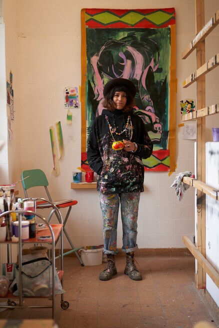 Foto von Künstlerin in ihrem Atelier