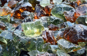 Bei der Behälterglasproduktion zählt Altglas zu den wichtigsten Rohstoffen. Für die Herstellung von Flachglas sind die Anforderungen allerdings wesentlich höher, da es reiner sein muss. © Foto: Pexels
