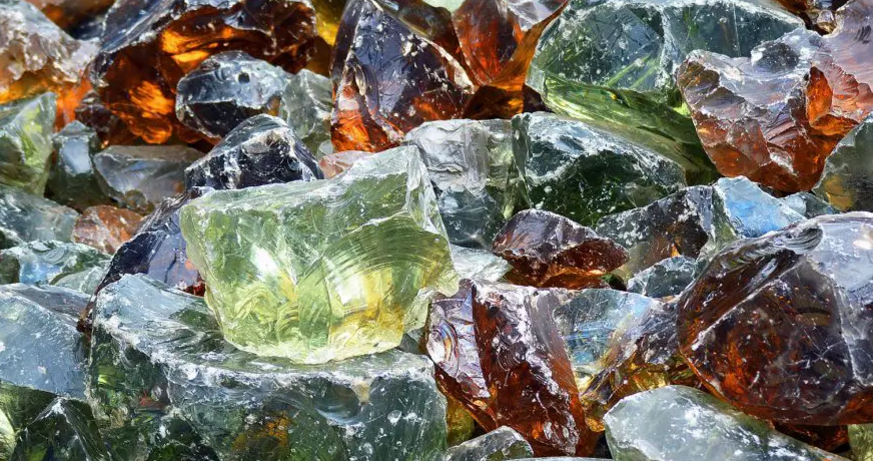 Bei der Behälterglasproduktion zählt Altglas zu den wichtigsten Rohstoffen. Für die Herstellung von Flachglas sind die Anforderungen allerdings wesentlich höher, da es reiner sein muss. © Foto: Pexels Why is separating waste important…and what does it have to do with architecture?