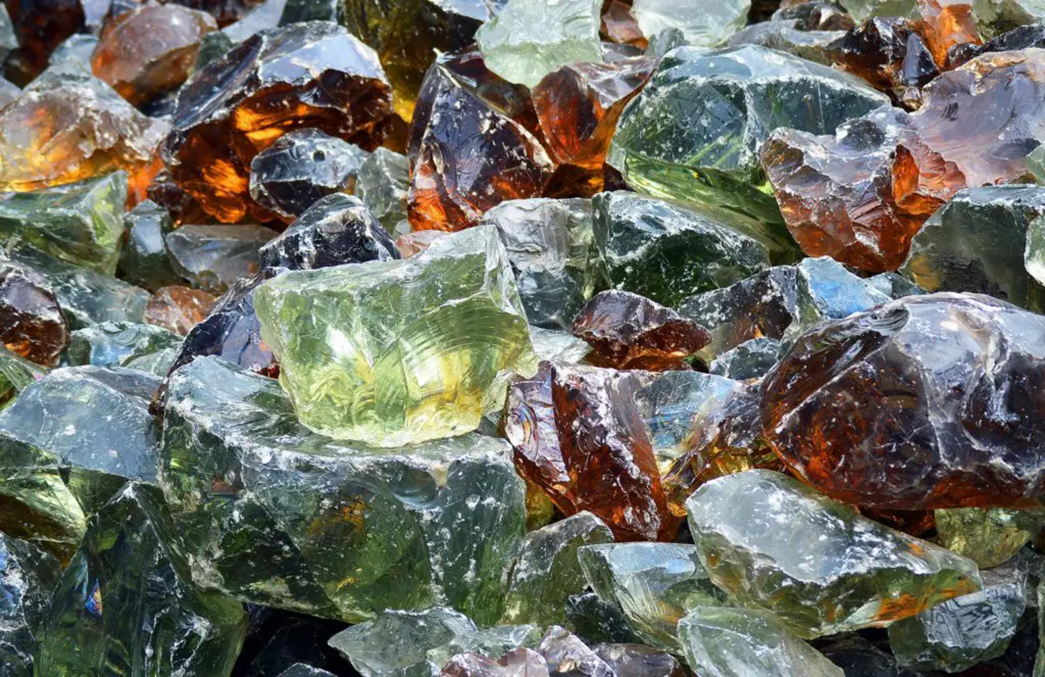 Bei der Behälterglasproduktion zählt Altglas zu den wichtigsten Rohstoffen. Für die Herstellung von Flachglas sind die Anforderungen allerdings wesentlich höher, da es reiner sein muss. © Foto: Pexels