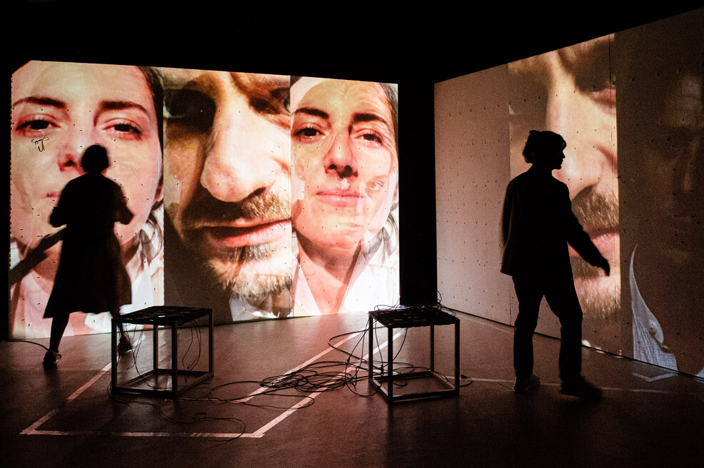 Videoprojektion von Gesichter