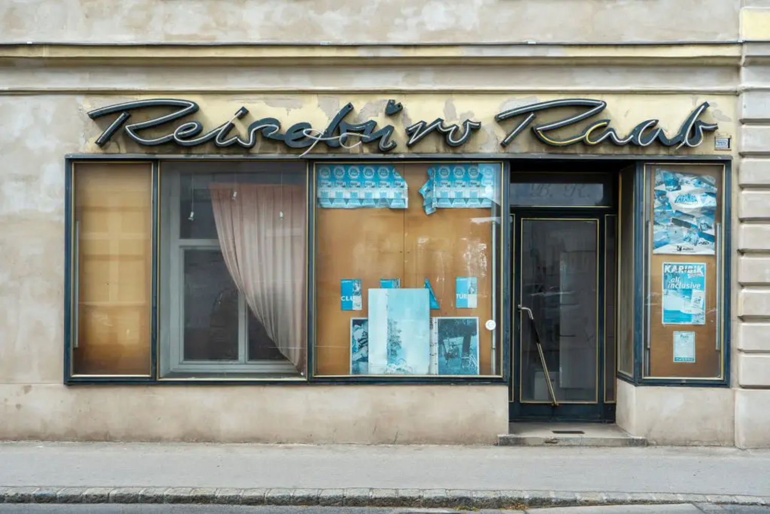Verlassenes Geschäftslokal "Reisebüro Raab" © Foto: Georg Scherer / wienschauen.at Verlassenes Geschäftslokal "Reisebüro Raab" © Foto: Georg Scherer / wienschauen.at