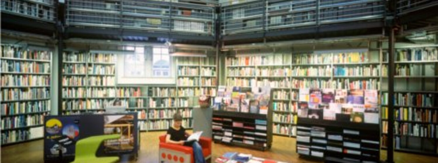 Az W Buchsalon / Bücherflohmarkt im Az W