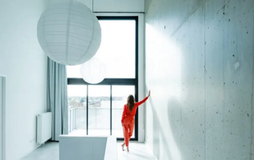 Architektur mit Ausblick: Sophie Delhay in dem von ihr entworfenen Wohnbau "Cathédrale" in Dijon © Foto: Bertrand Verney Architektur mit Ausblick: Sophie Delhay in dem von ihr entworfenen Wohnbau "Cathédrale" in Dijon © Foto: Bertrand Verney