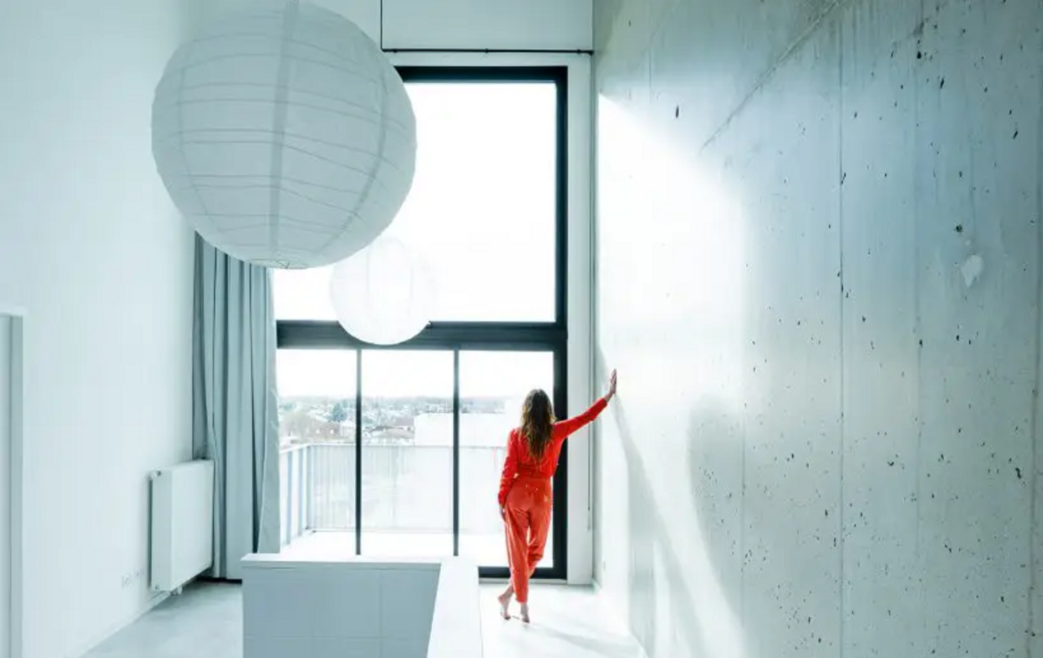 Architektur mit Ausblick: Sophie Delhay in dem von ihr entworfenen Wohnbau "Cathédrale" in Dijon © Foto: Bertrand Verney