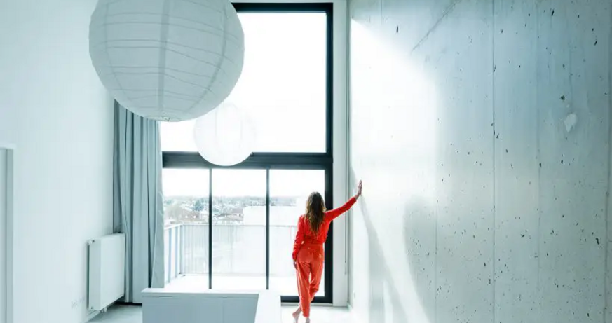 Architektur mit Ausblick: Sophie Delhay in dem von ihr entworfenen Wohnbau "Cathédrale" in Dijon © Foto: Bertrand Verney Lecture and discussion: Everything Stays Different. How Housing Remains Adaptable.