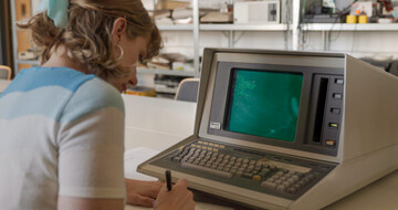 Zsofi Valyi-Nagy mit Tektronix 4052, Signallabor, Humboldt-Universität, Berlin 2022, Foto: Julia Sandor, Artykfilm Zsofi Valyi-Nagy mit Tektronix 4052, Signallabor, Humboldt-Universität, Berlin 2022, Foto: Julia Sandor, Artykfilm