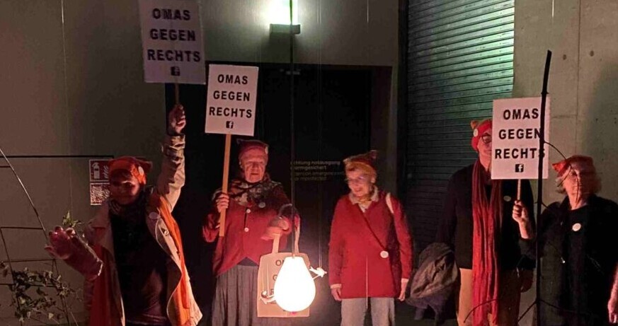 OMAS GEGEN RECHTS in der Ausstellung Laure Prouvost. Ohmmm age Oma je ohomma mama, Kunsthalle Wien 2023, Foto: Kunsthalle Wien Meine Sicht mit OMAS GEGEN RECHTS