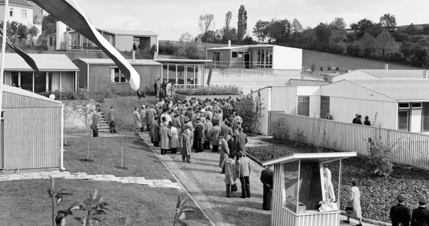 Carl Auböck/Roland Rainer, Mustersiedlung Veitingergasse, Wien 13, Eröffnung 1954 © Architekturzentrum Wien, Sammlung, Foto: USIS Ausstellung: Vom Besteck zur Fertighaussiedlung: Der Architekt und Designer Carl Auböck (1924–1993)
