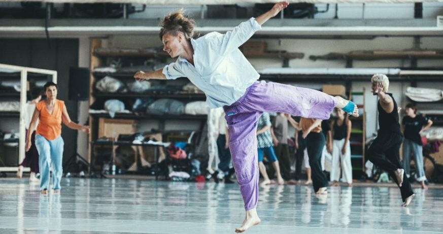 Public Moves: Composing Lightness – Axis Syllabus mit Kira Kirsch