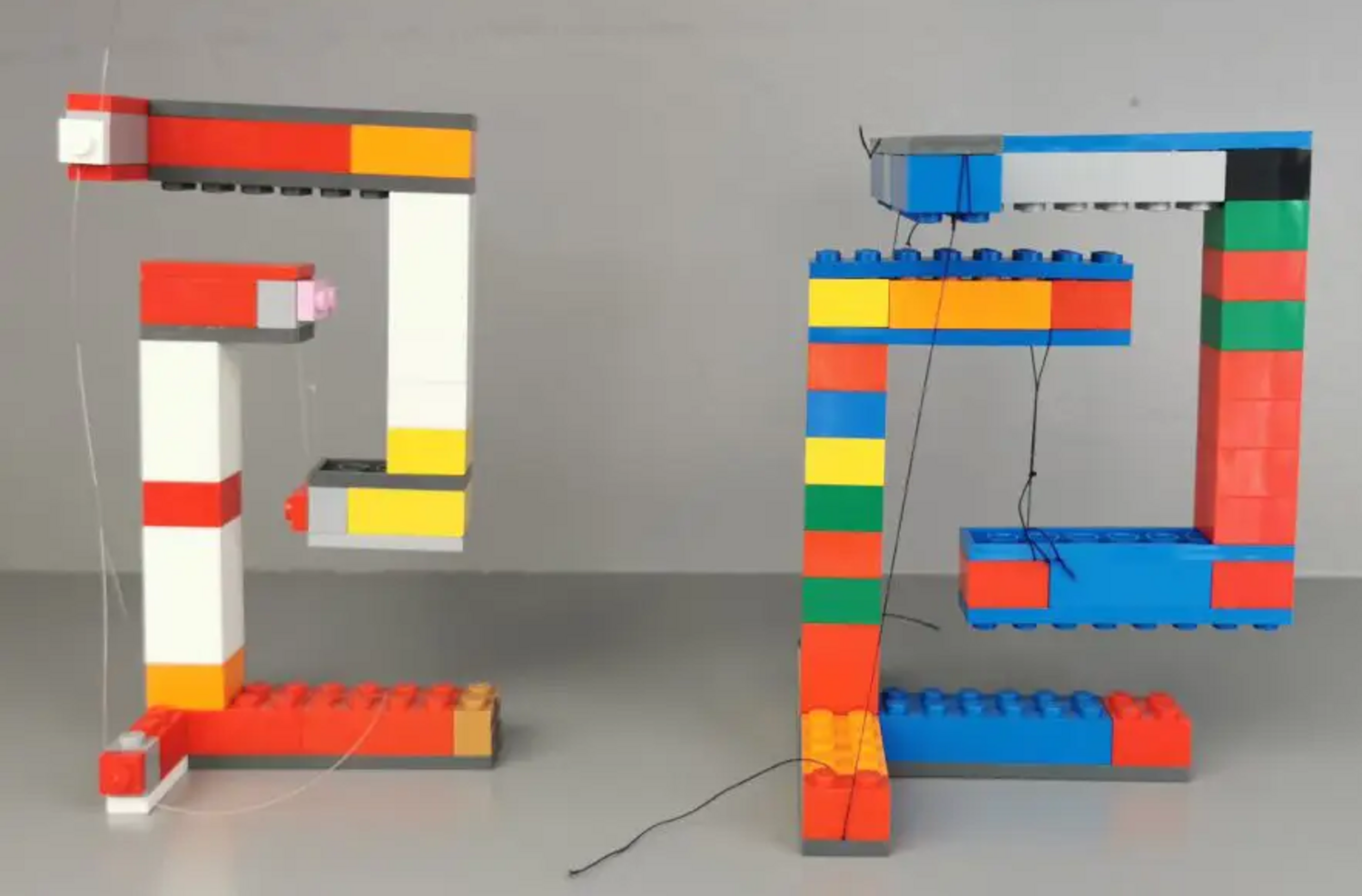 Tensegrity Modell aus LEGO: es scheint zu schweben und ist trotzdem stabil – wie unsere Wirbelsäule. © Foto: Az W