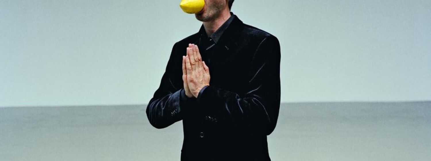 Erwin Wurm, The artist begging for mercy (dedicated to Mauricio), 2002 © Studio Erwin Wurm Foto | Photo: Studio Erwin Wurm © Bildrecht, Wien, 2017 Themenführung: Carl Spitzweg – Erwin Wurm. Köstlich! Köstlich?