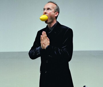 Erwin Wurm, The artist begging for mercy (dedicated to Mauricio), 2002 © Studio Erwin Wurm Foto | Photo: Studio Erwin Wurm © Bildrecht, Wien, 2017 Themenführung: Carl Spitzweg – Erwin Wurm. Köstlich! Köstlich?