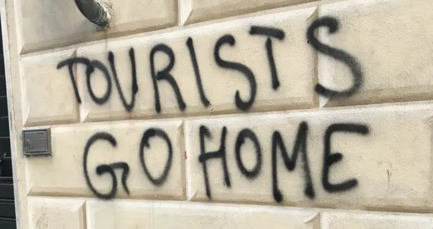"Tourists go home" Graffiti in Genua © Foto: Barbara Katzelmayer Impulses & discussion: Share your City!