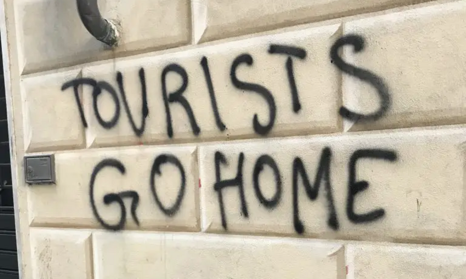 "Tourists go home" Graffiti in Genua © Foto: Barbara Katzelmayer