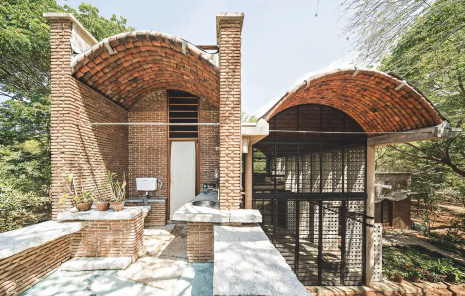 Das Wall House schafft poröse Verbindungen zwischen Mensch und Natur. Anupama Kundoo: Wall House, Auroville, 2000 © Foto: Javier Callejas Das Wall House schafft poröse Verbindungen zwischen Mensch und Natur. Anupama Kundoo: Wall House, Auroville, 2000 © Foto: Javier Callejas