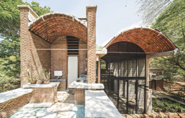 Das Wall House schafft poröse Verbindungen zwischen Mensch und Natur. Anupama Kundoo: Wall House, Auroville, 2000 © Foto: Javier Callejas Das Wall House schafft poröse Verbindungen zwischen Mensch und Natur. Anupama Kundoo: Wall House, Auroville, 2000 © Foto: Javier Callejas