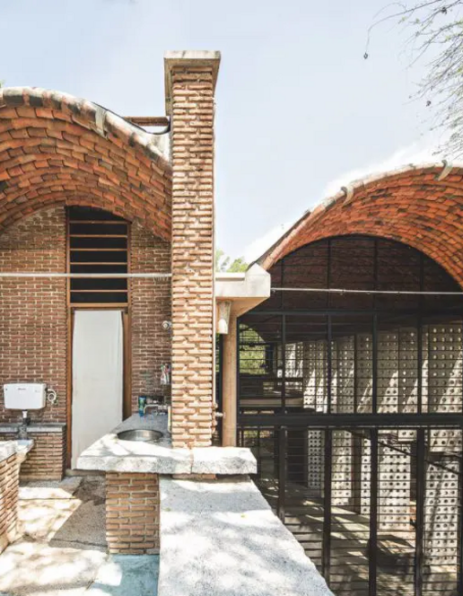Das Wall House schafft poröse Verbindungen zwischen Mensch und Natur. Anupama Kundoo: Wall House, Auroville, 2000 © Foto: Javier Callejas Das Wall House schafft poröse Verbindungen zwischen Mensch und Natur. Anupama Kundoo: Wall House, Auroville, 2000 © Foto: Javier Callejas