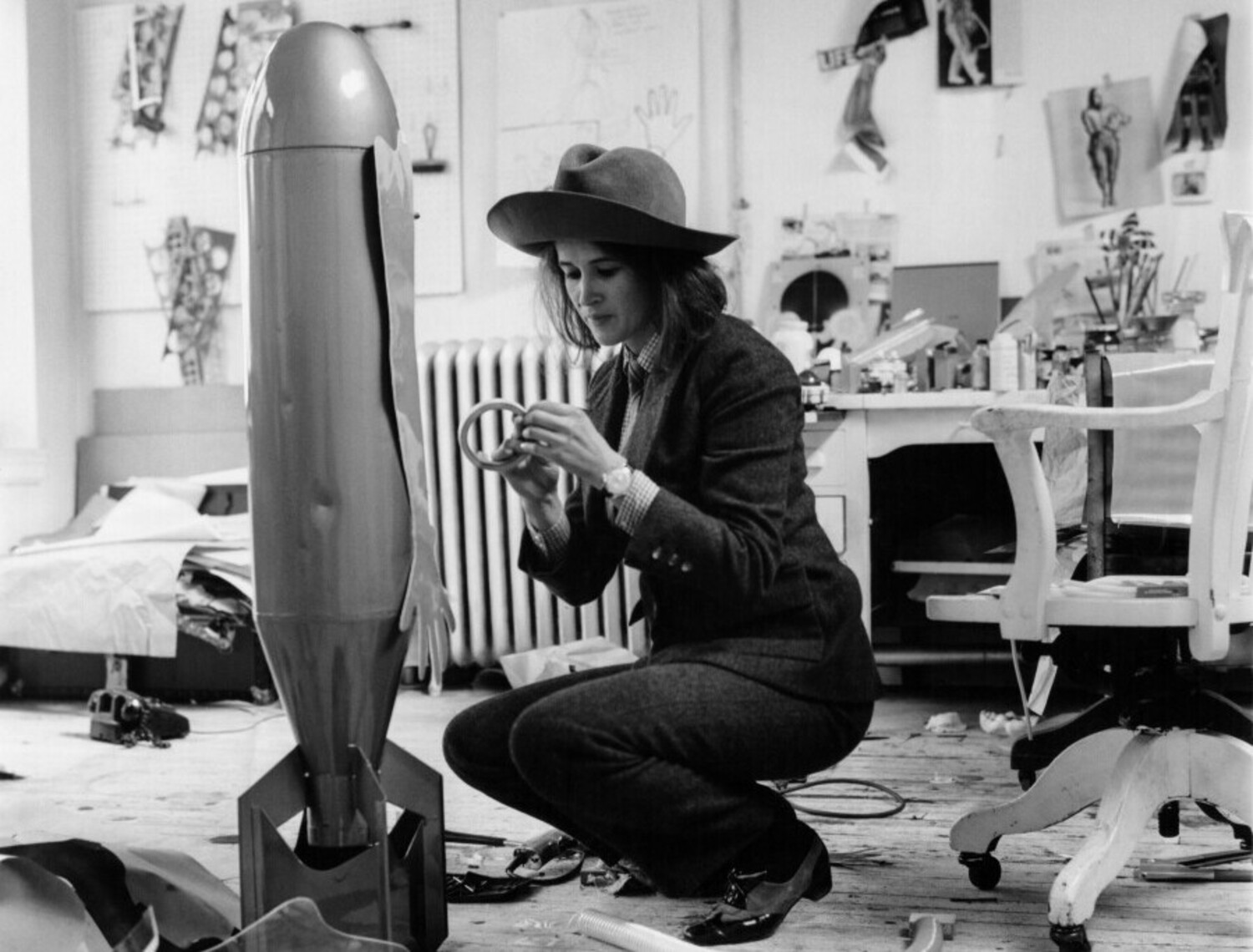 Kiki Kogelnik bei der Arbeit an einer ihrer "Bombenskulpturen" in ihrem Atelier in New York, 1965, Foto: John Pratt © Kiki Kogelnik Foundation. All rights reserved.