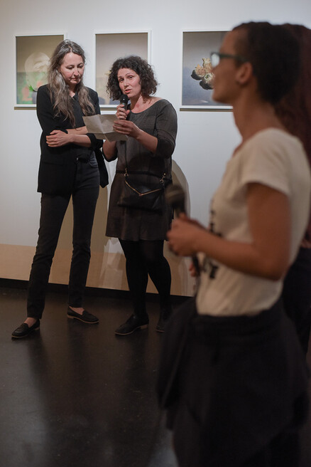 Elisabeth Hajek (Künstlerische Leitung frei_raum Q21 exhibition space) mit Anamarija Batista (Kuratorin)