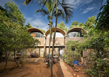 Sozialer Wohnbau mit tragenden Wänden aus Stampflehm. Anupama Kundoo: Sangamam, Auroville, 2003 © Foto: Javier Callejas