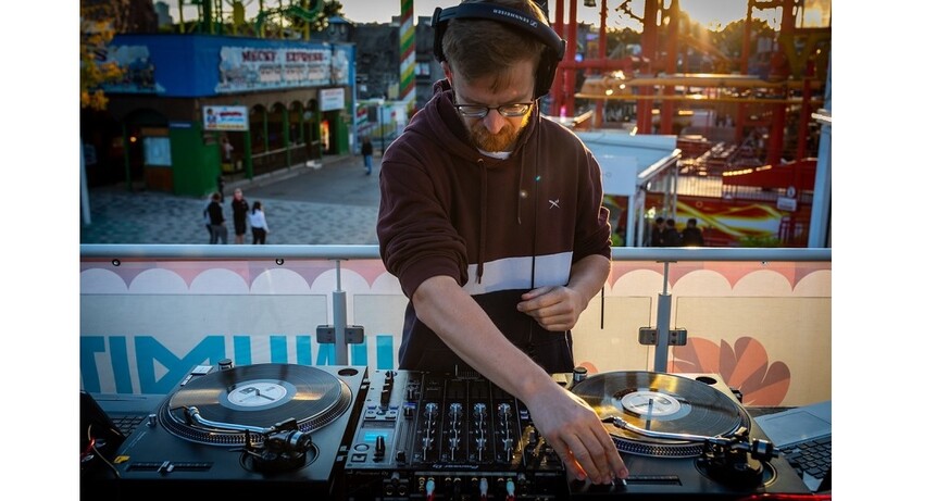 Monday Listening Club hosted by Martin Markeli: DJ Trishes