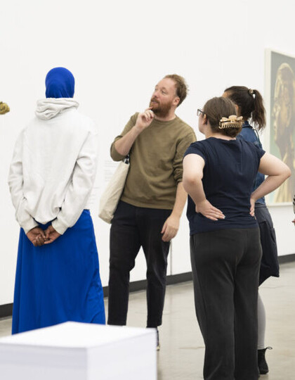 Ausstellungsführung: Aleksandra Domanović, Kunsthalle Wien 2024, Foto: Kunsthalle Wien Mathematisches Kunstgespräch