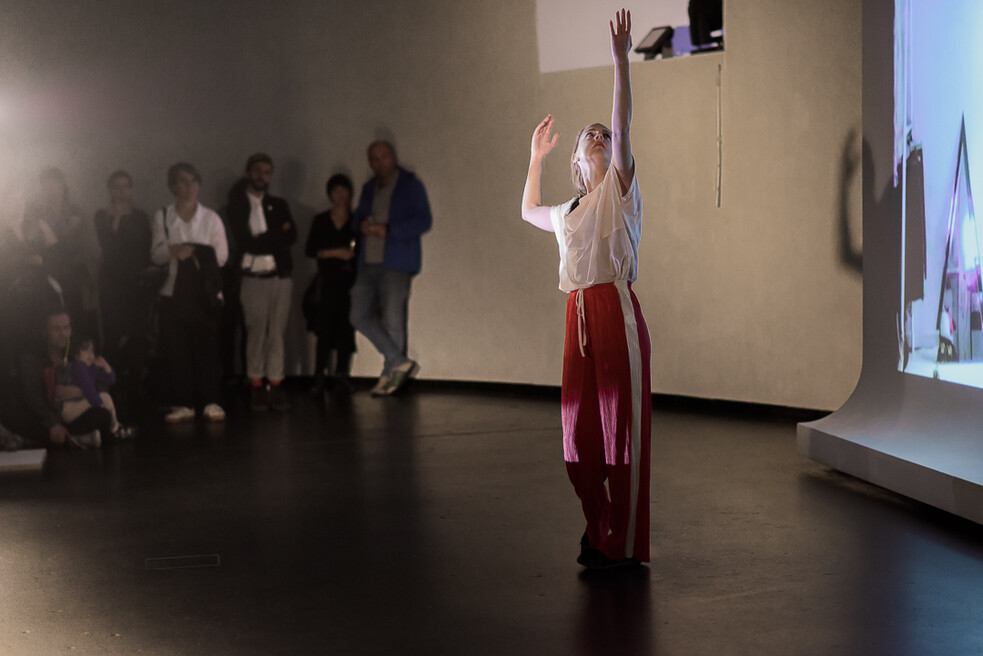 Performance "365 routines" von Nina Kurtela