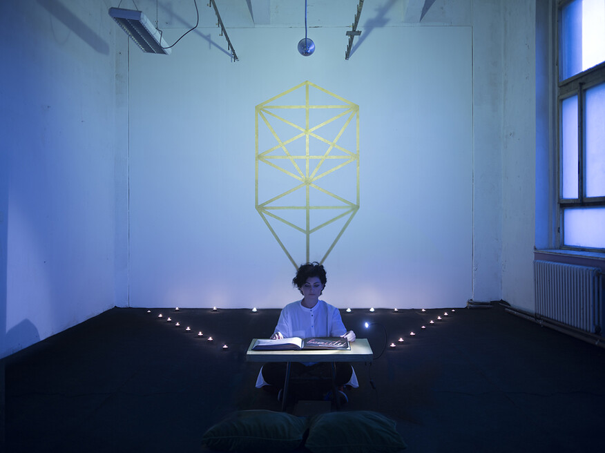 Between Grey & Gold, Performance