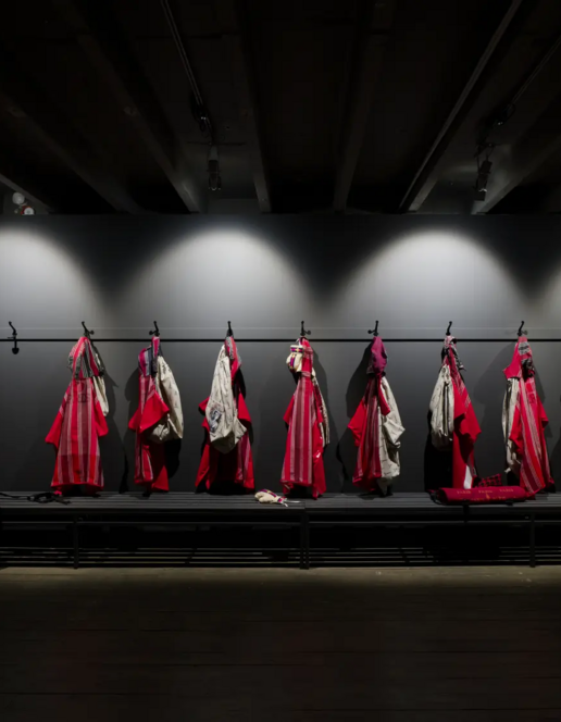 Chalisée Naamani, Who claims love?, 2025, Ausstellungsansicht Palais de Tokyo, 2025 Courtesy Ciaccia Levi, Paris/Milan, © Bildrecht, Wien 2026, Foto: Aurélien Mole