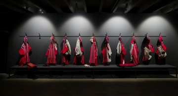 Chalisée Naamani, Who claims love?, 2025, Ausstellungsansicht Palais de Tokyo, 2025 Courtesy Ciaccia Levi, Paris/Milan, © Bildrecht, Wien 2026, Foto: Aurélien Mole