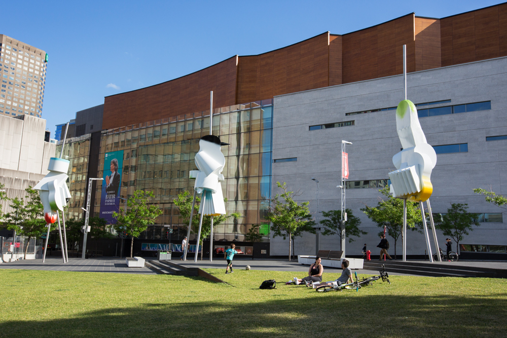 Quartier des Spectacles, Paquets de lumière par Gilles Mihalcean, Parterre