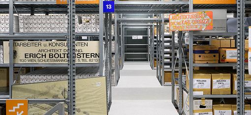 Es ist ein langer Gang mit gefüllten Regalen zu sehen.