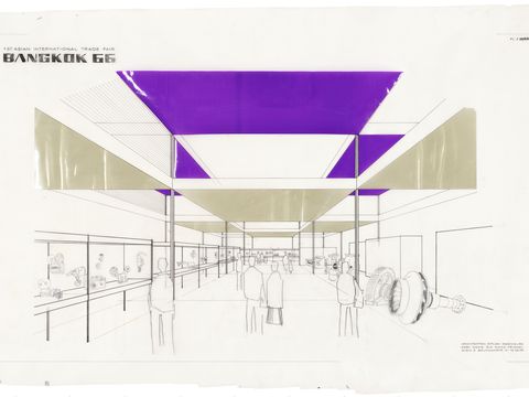 schwarz-weiß Zeichnung eines Ausstellungsraums mit mehreren Personen darin und mit grau und lila Deckenelementen. Links oben steht der Schriftzug "Bangkok 66".