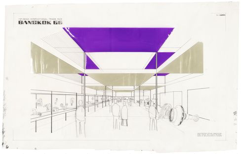 schwarz-weiß Zeichnung eines Ausstellungsraums mit mehreren Personen darin und mit grau und lila Deckenelementen. Links oben steht der Schriftzug "Bangkok 66".