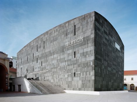 Kubisches Museum mit einer Fassade aus rechteckigen Steinplatten und der Aufschrift 'mumok'