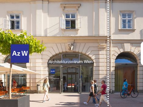 Haupteingang des Architekturzentrum Wien. Menschen spazieren hinein und auf dem Platz davor vorbei.