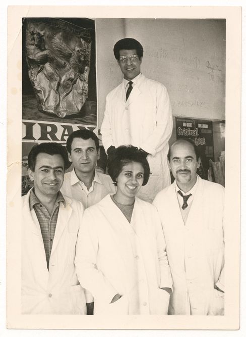 1 Frau, 4 Männer alle mit weißen Mänteln blicken in die Kamera