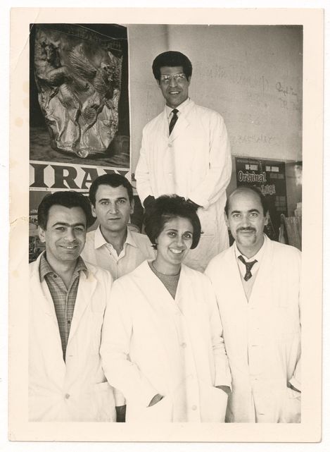 1 Frau, 4 Männer alle mit weißen Mänteln blicken in die Kamera