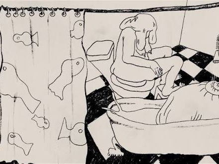 Schwarz-weiße Zeichnung einer Person mit Elefantenkopf auf einer Toilette neben einer Badewanne mit einer großen Schnecke darin und einem Duschvorhang mit Fischmotiven