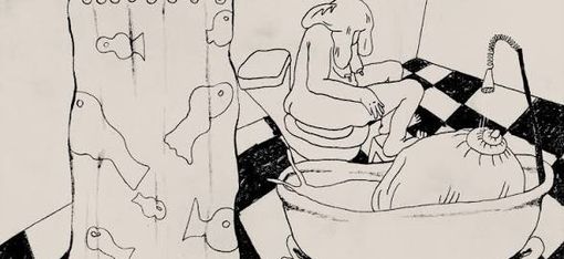 Schwarz-weiße Zeichnung einer Person mit Elefantenkopf auf einer Toilette neben einer Badewanne mit einer großen Schnecke darin und einem Duschvorhang mit Fischmotiven