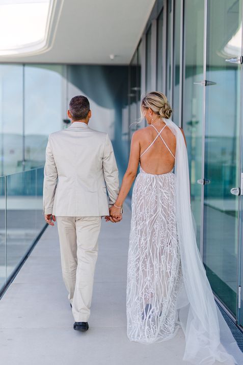 Wedding MQ Libelle, MuseumsQuartier Wien. A newlywed couple walks along a path on the roof of MQ Libelle.